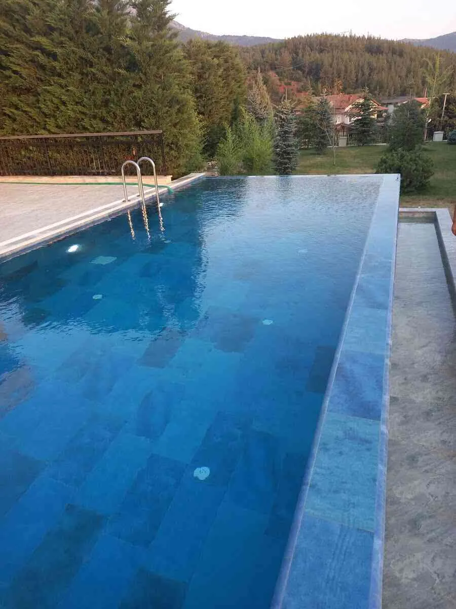 Yüksek kaliteli tasarım ve imalat hizmetleriyle güvenilir bir havuz deneyimi sunuyoruz.